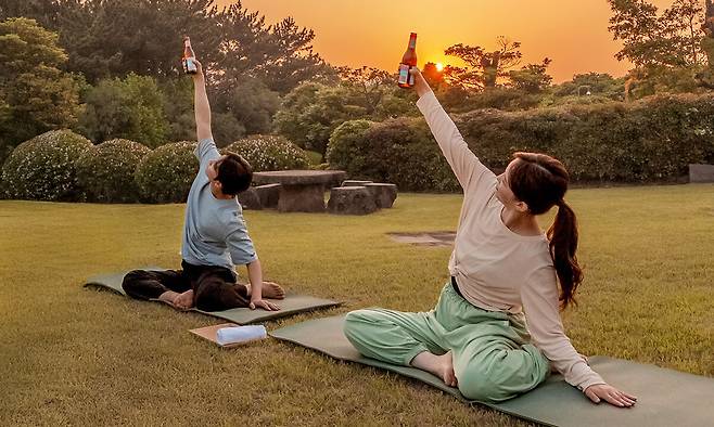 제주신라호텔의 선셋 비어 요가 프로그램. 신라호텔 제공