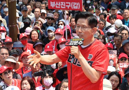 국민의힘 김문수 대선후보가 28일&nbsp;부산 서면 쥬디스태화 백화점 앞에서 유세하고 있다. 뉴시스