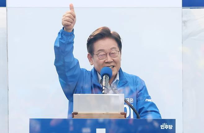 이재명 더불어민주당 대선후보가 28일 오후 서울 광진구 어린이대공원 정문 앞에서 열린 집중유세에서 시민들에게 인사하고 있다. 뉴시스