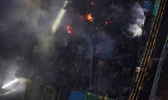 28일 오후 서울 중구 을지로 세운대림상가 인근의 한 건물에서 화재가 발생해 소방대원들이 화재 진압을 하고 있다. 뉴시스