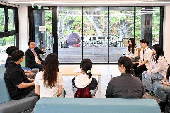 이성헌(왼쪽) 서울 서대문구청장이 지난 22일 홍은동 카페폭포에서 열린 ‘구청장·대학교 학보사 기자간담회’에서 학생들과 대화를 나누고 있다. 서대문구 제공