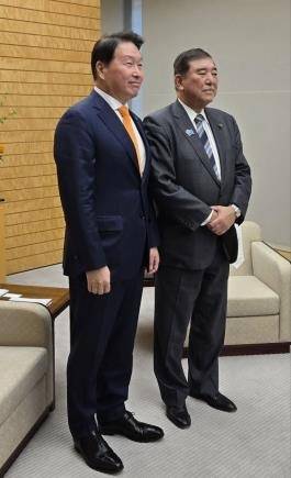 최태원, 日이시바 총리 면담…“한일 경제협력 확대 필요” - 대한상공회의소는 27일 최태원(왼쪽) 회장이 한일 국교 정상화 60주년을 맞아 일본 도쿄 총리 관저에서 이시바 시게루 일본 총리와 면담을 가졌다고 밝혔다. 최 회장은 “한일 양국이 미국의 상호관세 등 글로벌 보호무역주의 확산으로 어려움을 겪고 있다”며 “이시바 총리에게 양국 기업활동에 대한 일본 정부 차원의 관심과 지원을 부탁드렸다”고 말했다. 아울러 최 회장은 올해 아시아태평양경제협력체(APEC) 정상회의를 계기로 대한상의가 주관하는 APEC CEO 서밋에 대한 이시바 총리의 관심과 함께 일본 기업들의 참여도 요청했다. 사진은 이날 최 회장과 이시바 총리가 기념촬영을 하는 모습. 대한상공회의소 제공