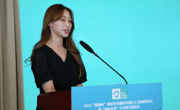 지난 23일 중국 산둥성 웨이하이시에서 열린 2024 판다컵 ‘한국 청년의 중국 이야기’ 글짓기 시상식에서 특등상 수상자인 배혜은씨가 소감을 발표하고 있다. 중국외문국 제공