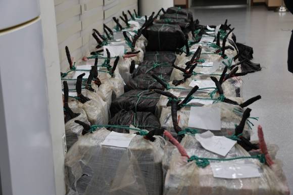 3일 오후 강원 동해시 동해지방해양경찰청에 전날 강릉 옥계항 한 선박에서 압수한 코카인 의심 물질이 놓여 있다. 2025.4.3 연합뉴스