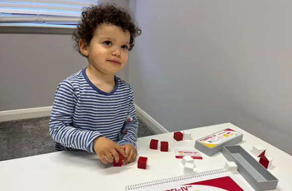 기네스 세계 기록에 ‘최연소 멘사 회원’으로 등재된 영국의 요셉 해리스-버틸(2). 기네스 세계 기록 협회 제공