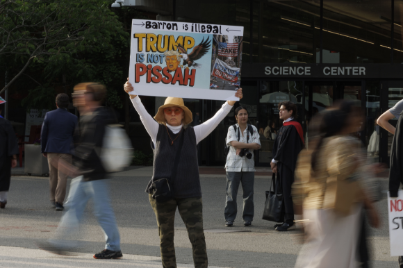 한 미국 여성이 27일 ‘배런은 불법이다’라는 문구가 적힌 팻말을 들고 하버드대학교 캠퍼스 내 사이언스 센터 앞에서 시위를 벌이고 있다. 메사추세츠 EPA 연합뉴스
