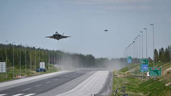 네덜란드 공군 소속 F35A 라이트닝 II 전투기가 핀란드 고속도로에서 착륙 훈련을 하고 있다. 출처=핀란드 공군