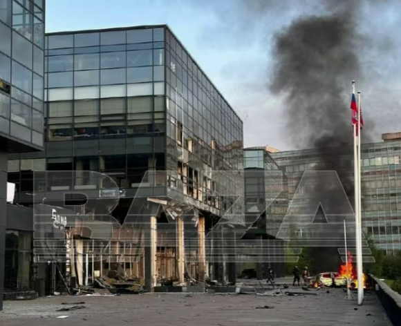 러시아 모스크바주에 있는 젤레노그라드의 한 건물에서 드론 공습으로 인한 화재가 발생했다. 텔레그램 바자 제공