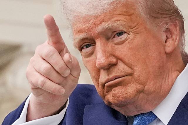 도널드 트럼피 미국 대통령이 26일(현지 시간) 버지니아주 알링턴의 알링턴국립묘지에서 열린 메모리얼데이(현충일) 행사에 참석해 손가락으로 앞을 가르키고 있다. 로이터연합뉴스