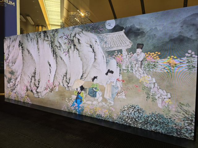 혜원 신윤복의 ‘혜원전신첩’에 담긴 한 폭의 그림에 생명력을 불어넣은 간송미술관의 미디어 아트 작품이 27일 서울 중구 신라호텔 로비에 내걸렸다. 김경미기자.