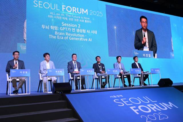 28일 서울 중구 신라호텔에서 열린 서울포럼 2025 메인세션 세션2에서 패널들이 토론을 하고 있다. 왼쪽부터 이경일 솔트룩스 대표, 차인혁 GIST AI정책전략대학원 석학교수, 최재식 KAIST 김재철 AI 대학원 교수, 김동환 포티투마루 대표이사, 임우형 LG AI연구원 상무, 변계풍 이스트소프트 AI사업 본부장. 성형주 기자