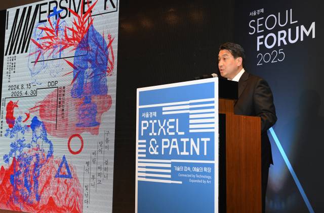 전인건 간송미술관 관장이 28일 서울 중구 신라호텔에서 서울포럼 2025 특별 행사로 열린 '픽셀 엔 페인트'에서 강연하고 있다. /오승현 기자