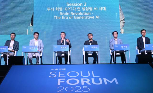 28일 서울 중구 신라호텔에서 열린 서울포럼 2025 메인세션 세션2에서 패널들이 토론을 하고 있다. 왼쪽부터 이경일 솔트룩스 대표, 차인혁 GIST AI정책전략대학원 석학교수, 최재식 KAIST 김재철 AI 대학원 교수, 김동환 포티투마루 대표이사, 임우형 LG AI연구원 상무, 변계풍 이스트소프트 AI사업 본부장. 성형주 기자