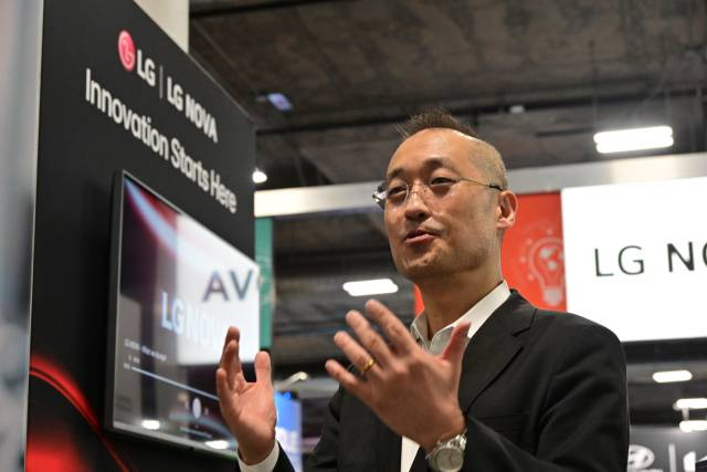 이석우 LG전자 북미이노베이션센터(LG NOVA) 부사장이 올해 초 미국 라스베이거스에서 열린 세계 최대 가전·정보기술(IT) 전시회 ‘CES 2025’에서 헬스테크와 클린테크, 인공지능(AI) 등 스타트업 혁신 기술을 소개하고 있다. 사진제공=LG전자