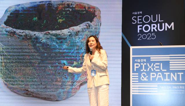 오혜진 미국 카네기멜런대 교수가 28일 서울 중구 신라호텔에서 ‘서울포럼 2025’ 특별 행사로 열린 ‘픽셀 앤 페인트’에 참석해 강연하고 있다. 오승현 기자