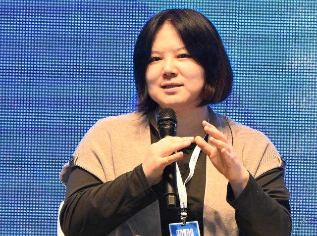 노진아 미디어아티스트(경희대 교수)가 28일 서울 중구 신라호텔에서 ‘서울포럼 2025’ 특별 행사로 열린 ‘픽셀 앤 페인트’에 참석해 기술을 이용한 예술 장르의 확장을 주제로 패널들과 토론하고 있다. 오승현 기자