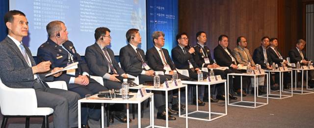 28일 서울 중구 신라호텔에서 열린 서울포럼 2025의 부대행사 서경우주포럼에서 고광본 서울경제신문 논설위원·선임기자를 좌장으로 패널들이 대담하고 있다. 고광본(왼쪽부터) 서울경제신문 논설위원·선임기자, 존 패트릭 주한 미우주군 사령관, 권현준 우주항공청 우주항공정책국장, 이상철 한국항공우주연구원장, 박장현 한국천문연구원장, 임종인 대통령실 사이버특별보좌관, 정해욱 공군본부 우주센터장, 유창경 한국항공우주학회장, 곽신웅 한국국방우주학회장, 이재우 한국우주안보학회장, 이준원 한화에어로스페이스 전무, 김덕수 스페이스맵 대표(한양대학교 교수).