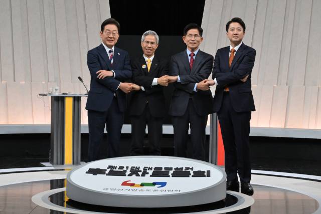 이재명 더불어민주당·권영국 민주노동당·김문수 국민의힘·이준석 개혁신당 대선 후보가 27일 서울 마포구 상암동 MBC 스튜디오에서 진행된 정치 분야 TV토론회에 앞서 포즈를 취하고 있다. 국회사진기자단