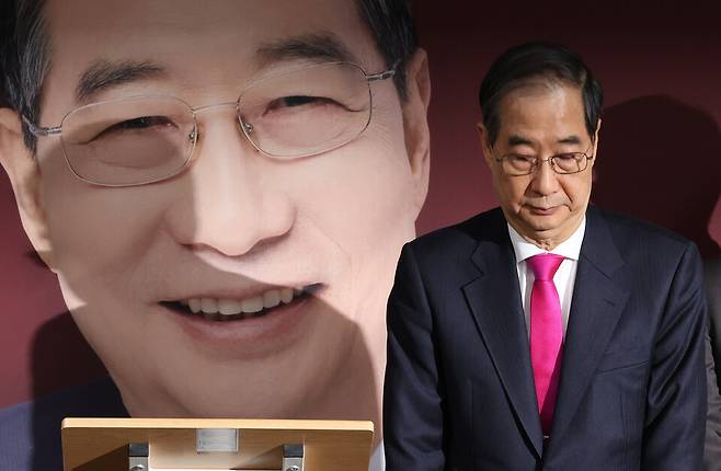 한덕수 대통령선거 예비후보가 지난 11일 서울 여의도 캠프 사무실에서 기자회견을 마친 뒤 인사하고 있다. ⓒ 연합뉴스