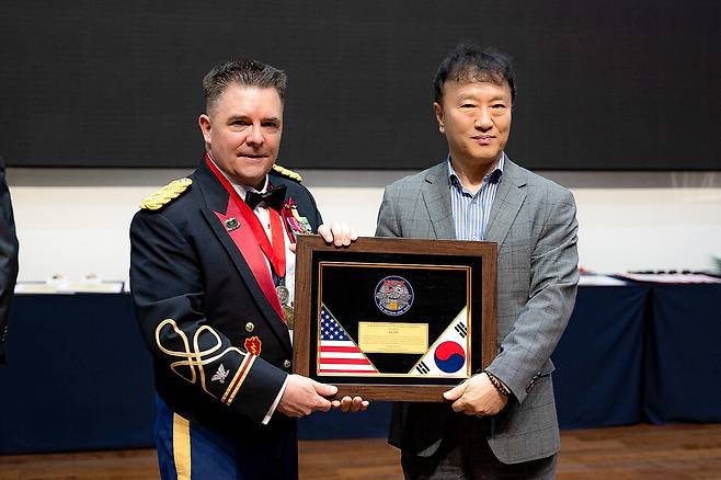 임동필 경북문화관광공사 문화관광산업실장이 22일 캠프캐롤에서 주한 미 물자지원사령부의 도너휴 사령관으로부터 감사패를 받고 있다. ⓒ경북문화관광공사&nbsp; &nbsp; &nbsp;&nbsp;
