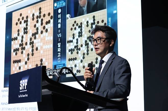 28일 서울 영등포구 페어몬트 앰배서더 서울 그랜드볼룸에서 열린 '시사저널 미래포럼 2025'에서 권철희 LIG넥스원 소장이 세션 1 강연을 하고 있다. ⓒ시사저널 임준선