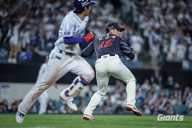 롯데 김진욱이 27일 대구삼성라이온즈파크에서 열린 삼성과 원정경기 7회말 무사 2루서 삼성 이재현(앞)의 번트 타구를 잡아낸 뒤 1루로 송구하고 있다. 사진제공｜롯데 자이언츠