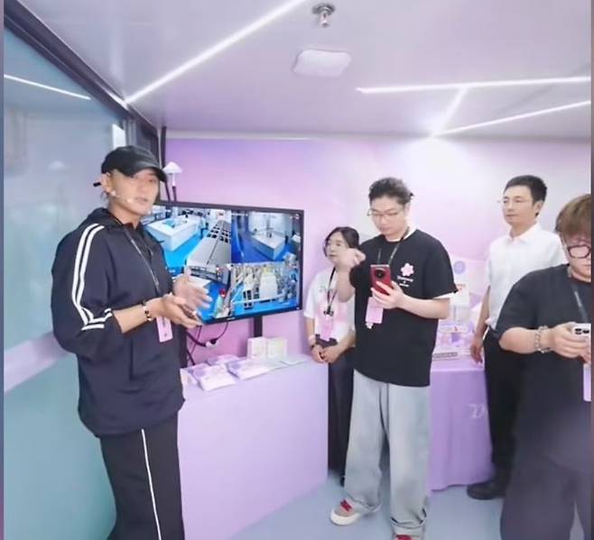 자신이 론칭한 생리대 브랜드 제품에 대해 설명하고 있는 타오(왼쪽). (사진출처=더우인)