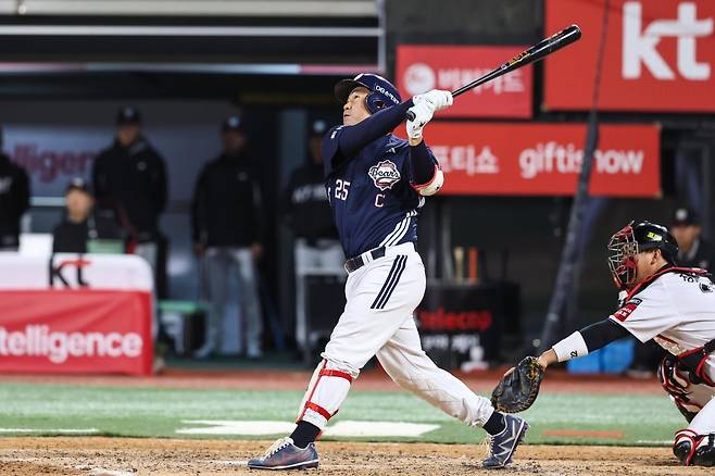 두산 양의지가 28일 수원KT위즈파크에서 열린 KT와 원정경기에서 멀티홈런을 쏘아 올리며 팀의 승리를 이끌었다. 두산은 양의지의 활약에 힘입어 하위권 탈출의 의지를 다시 한번 보여줬다. 사진제공|두산 베어스