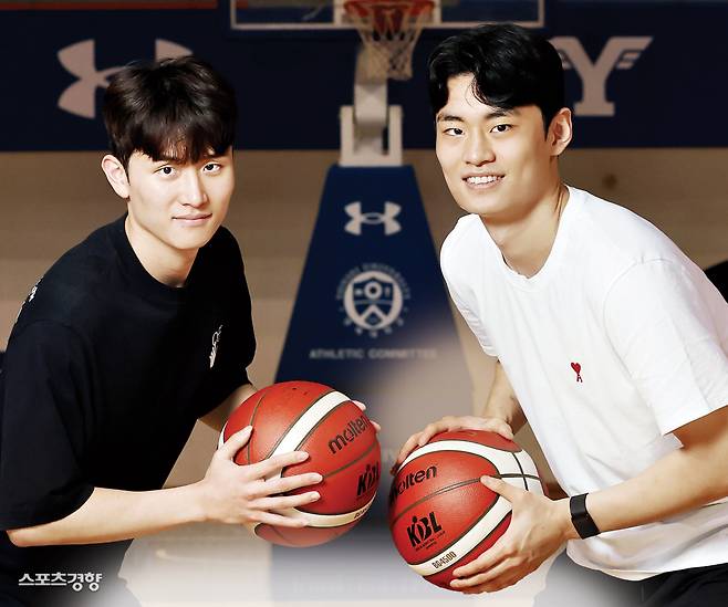 창원 LG 세이커스 양준석(왼쪽)과 유기상이 지난 21일 모교인 서울 서대문구 연세대 체육관에서 인터뷰에 앞서 포즈를 취하고 있다. 정지윤 선임기자