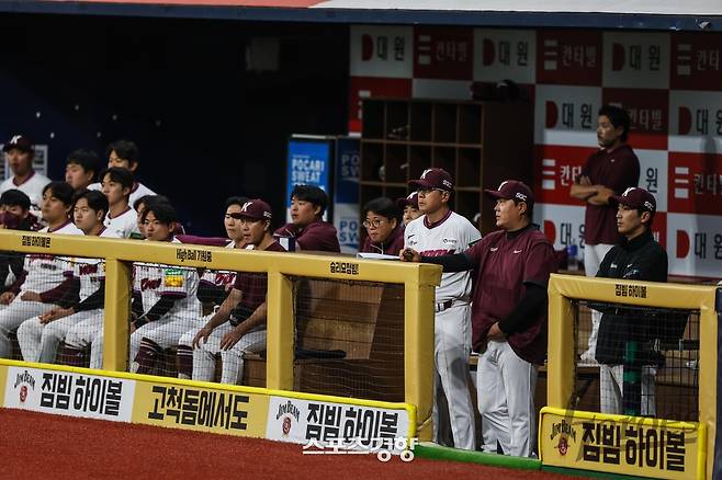 키움 홍원기 감독과 선수들이 지난 23일 KT와의 경기를 지켜보고 있다. 키움 히어로즈 제공