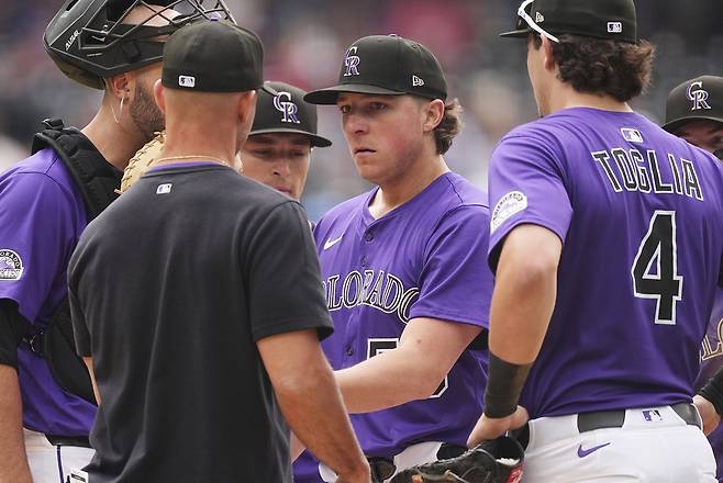 콜로라도 임시 감독 워랜 셰퍼가 지난 25일 뉴욕 양키스전에서 8회말 투수 교체를 위해 마운드에 올라가 있다. AP연합뉴스