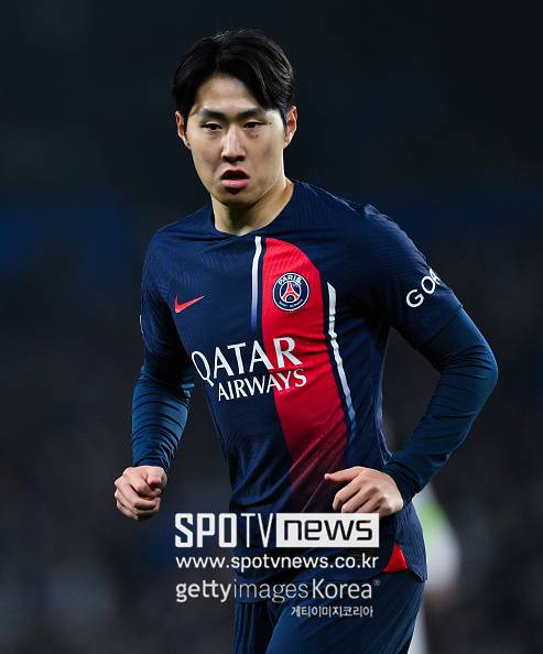 영국 매체 ‘커트오프사이드’는 “이강인은 파리 생제르맹와 재계약 협상에서 결렬되며, 여름 이적 시장의 중심 인물로 부상했다”라고 독점으로 보도했다. 해당 매체에 따르면, 이강인은 2028년까지 계약이 남아 있음에도 불구하고 구단의 장기 프로젝트에 대한 확신이 부족하고, 출전 시간 부족으로 인해 이적을 진지하게 고려하고 있는 것으로 알려졌다.&nbsp;실제로 올 시즌 파리 생제르맹에서 이강인은 주전급 선수 도약에 사실상 실패했다. 겨울 이적 시장을 통해 합류한 흐비차 크바라츠헬리아가 윙어 포지션에서 압도적인 영향력을 보였고, 브래들리 바르콜라, 데지레 두에 등이 루이스 엔리케 감독 눈길을 단번에 사로 잡았다. 중원에서는 비티냐, 워렌 자이르에메리, 우가르테 등이 포진하고 있다.