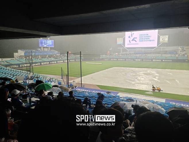 ▲ 대구 삼성라이온즈파크에 엄청난 비가 쏟아졌다. 경기는 중단됐다 ⓒ 맹봉주 기자