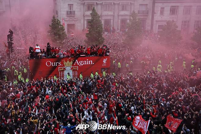 26일(현지시간) 영국 리버풀에서 진행된 버풀FC의 2024~2025 잉글랜드 프리미어리그 우승 퍼레이드 모습. /AFPBBNews=뉴스1
