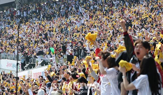 만원관중이 들어찬 잠실야구장. /사진=김진경 대기자