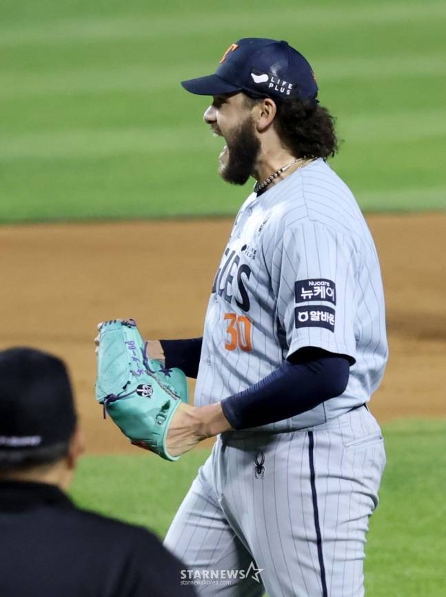 2025 신한 SOL Bank KBO리그 LG 트윈스 대 한화 이글스 경기가 28일 잠실야구장에서 열렸다.  한화 선발 폰세가 6회말 2사 2루에서 LG 오스틴을 외야 플라이로 처리한 후 환호하고 있다. /사진=김진경 대기자