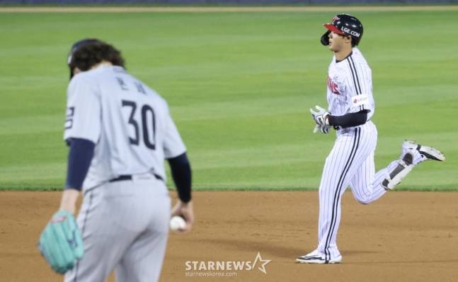 2025 신한 SOL Bank KBO리그 LG 트윈스 대 한화 이글스 경기가 28일 잠실야구장에서 열렸다.  LG 이영빈이 6회말 1사에서 한화 선발 폰세를 상대로 우월 1점 홈런을 날리고 홈인하고 있다. /사진=김진경 대기자