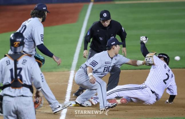2025 신한 SOL Bank KBO리그 LG 트윈스 대 한화 이글스 경기가 28일 잠실야구장에서 열렸다.  LG 7회말 무사 1,2루애서 2루주자 문보경이 도루를 시도하다 협살에 걸렸으나 상대 실책으로 3루에 세이프되고 있다. /사진=김진경 대기자