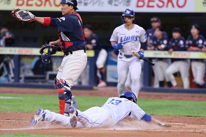 삼성 라이온즈 이성규가 27일 대구 삼성라이온즈파크에서 열린 롯데 자이언츠와의 홈경기에서 삼중도루를 통해 홈 스틸에 성공하고 있다. 삼성 라이온즈