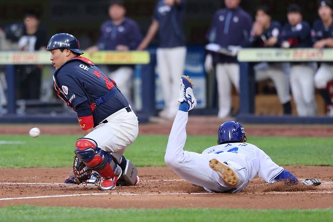 삼성 라이온즈 박승규가 27일 대구 삼성라이온즈파크에서 열린 롯데 자이언츠와의 홈경기에서 득점하고 있다. 삼성 라이온즈