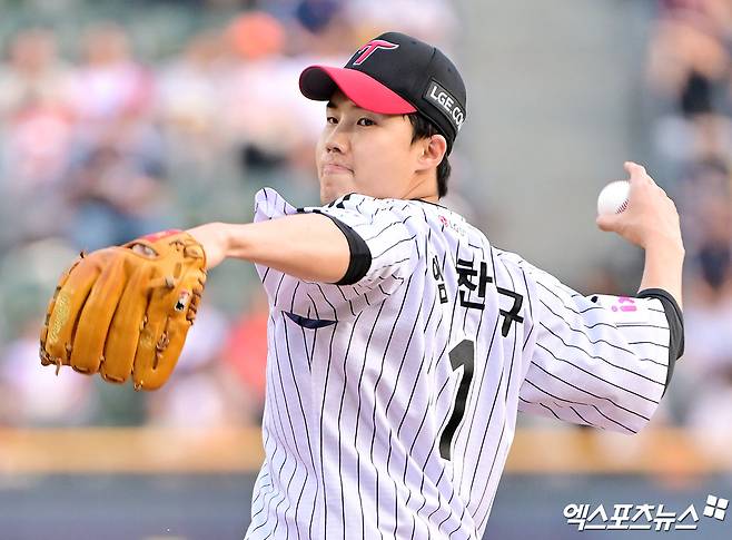 27일 오후 서울 송파구 잠실야구장에서 열린 '2025 신한 SOL Bank KBO리그' 한화 이글스와 LG 트윈스의 경기, 1회초 LG 선발투수 임찬규가 연습투구를 하고 있다. 잠실, 김한준 기자