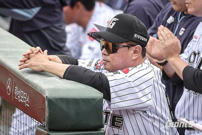롯데 자이언츠 김태형 감독이 정규시즌 경기 중 선수들의 플레이를 지켜보고 있다. 롯데 자이언츠