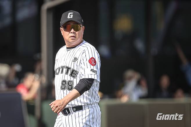롯데 자이언츠 김태형 감독이 정규시즌 경기 중 그라운드로 나왔다가 더그아웃으로 들어가고 있다. 롯데 자이언츠