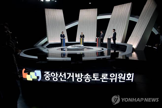 정치 분야 TV 토론회 준비하는 대선 후보들 (서울=연합뉴스) 더불어민주당 이재명·민주노동당 권영국·국민의힘 김문수·개혁신당 이준석 대선 후보가 27일 서울 마포구 상암동 MBC 스튜디오에서 진행된 정치 분야 TV토론회를 준비하고 있다. 2025.5.27 [국회사진기자단] photo@yna.co.kr