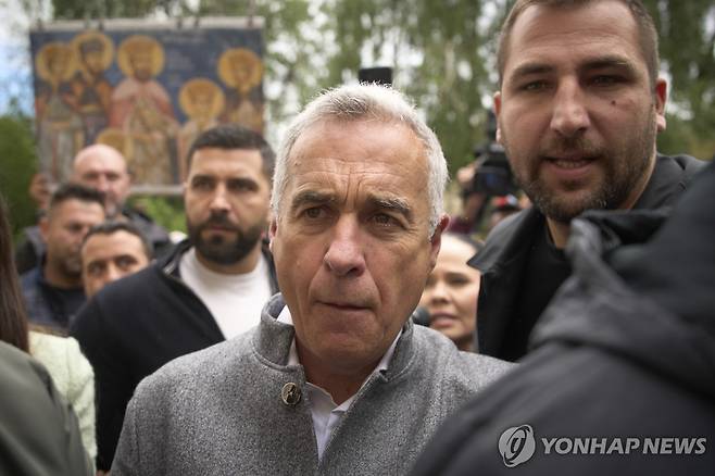 검찰청 출석하는 제오르제스쿠 (부쿠레슈티 AP=연합뉴스) 루마니아 극우 정치인 컬린 제오르제스쿠가 27일(현지시간) 수도 부쿠레슈티에 있는 검찰청에 조사를 받기 위해 도착했다. 2025.05.27 photo@yna.co.kr