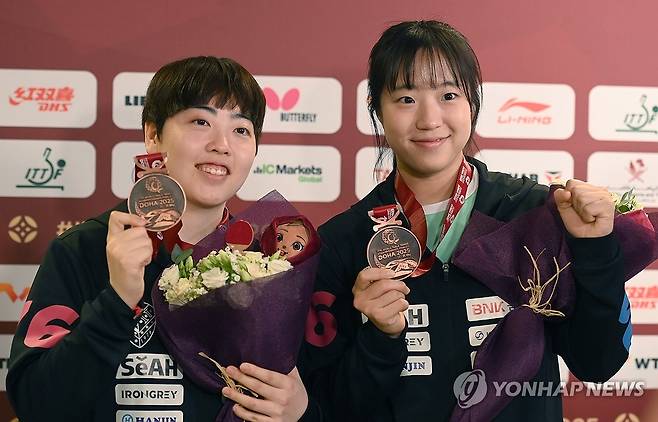 '값진 동메달' 신유빈-유한나 (서울=연합뉴스) 신유빈, 유한나가 25일 카타르 도하 루사일 아레나에서 열린 2025 국제탁구연맹(ITTF) 세계선수권대회 여자복식 시상식 후 동메달을 목에 걸고 포즈를 취하고 있다. 2025.5.26 [사진공동취재단] photo@yna.co.kr