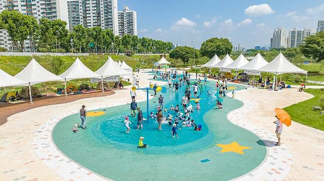 양천구 안양천 가족정원 물놀이장 [양천구 제공. 재판매 및 DB 금지]
