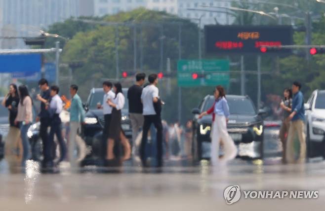 어느새 성큼 다가온 여름 (서울=연합뉴스) 김도훈 기자 = 전국적으로 초여름 날씨를 보인 27일 서울 영등포구 여의대로 위로 지열에 의한 아지랑이가 피어오르고 있다.
    이번 주는 낮 기온이 지속적으로 오르다 금요일에는 서울 지역 낮 최고 기온이 29도에 달할 것으로 예상된다. 2025.5.27 superdoo82@yna.co.kr