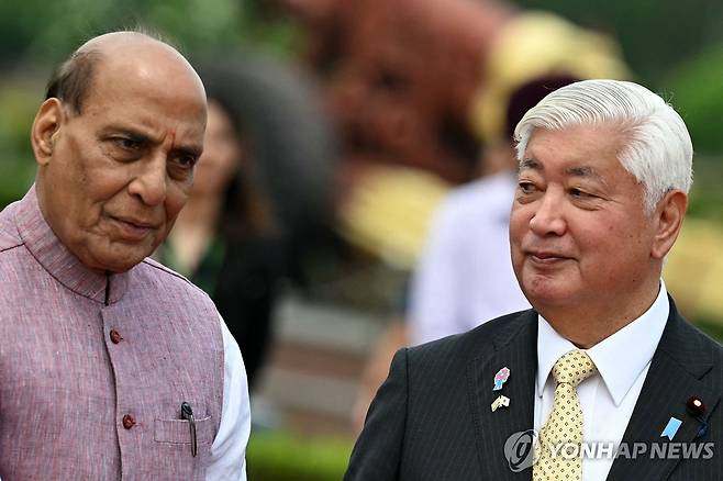 나카타니 겐 일본 방위상과 라지나트 싱 인도 국방부 장관 [AFP 연합뉴스 자료사진. 재판매 및 DB 금지]