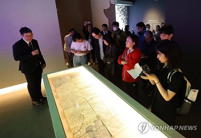 국립조선왕조실록박물관, 내달 1일 전면 개관 (평창=연합뉴스) 양지웅 기자 = 30일 강원 평창군 진부면 국립조선왕조실록박물관에서 열린 전관 개관 기념 언론 초청 행사에서 취재진이 특별전시를 살펴보고 있다.
    국가유산청과 국립고궁박물관은 오대산 사고본(本) 조선왕조실록과 의궤를 소개하는 국립조선왕조실록박물관을 다음 달 1일 전면 개관할 예정이다. 2025.4.30 yangdoo@yna.co.kr